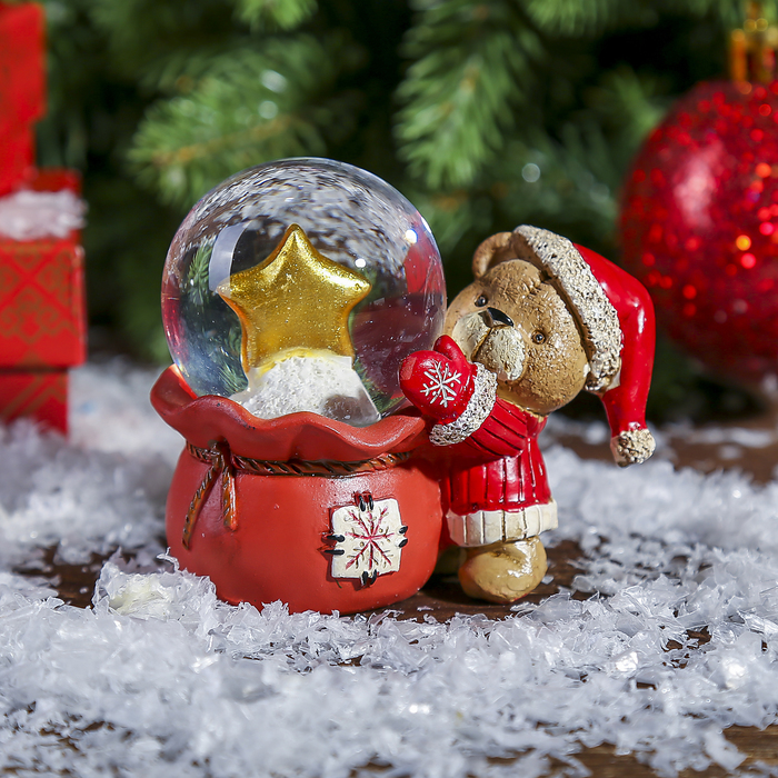 Сувенир полистоун водяной шар "Мишутка достаёт звёздочку из мешка" d=4,5 см