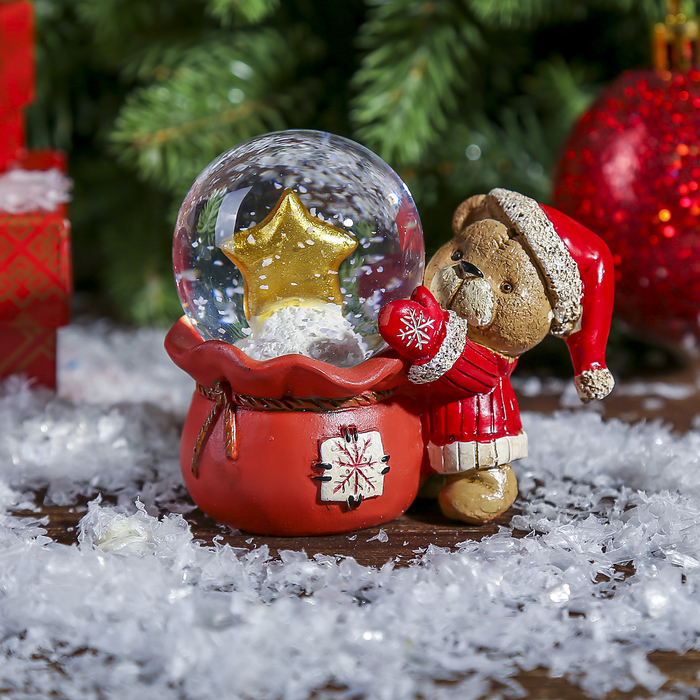 Сувенир полистоун водяной шар "Мишутка достаёт звёздочку из мешка" d=4,5 см