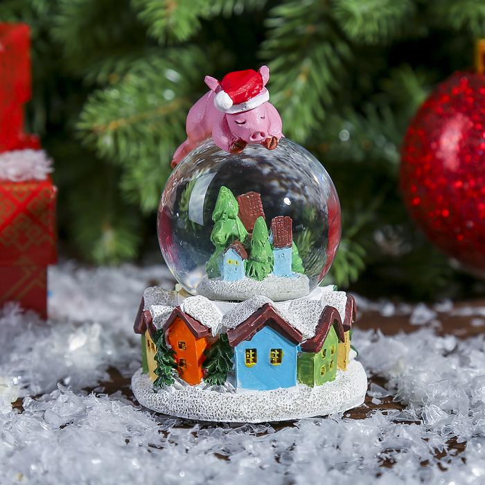 Сувенир полистоун водяной шар "Поросёнок смотрит на город" d=4,5 см