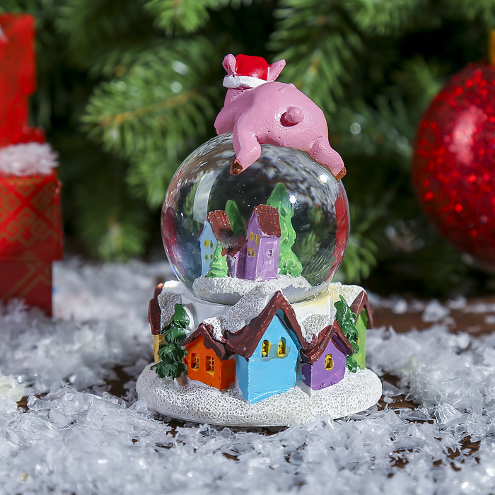 Сувенир полистоун водяной шар "Поросёнок смотрит на город" d=4,5 см