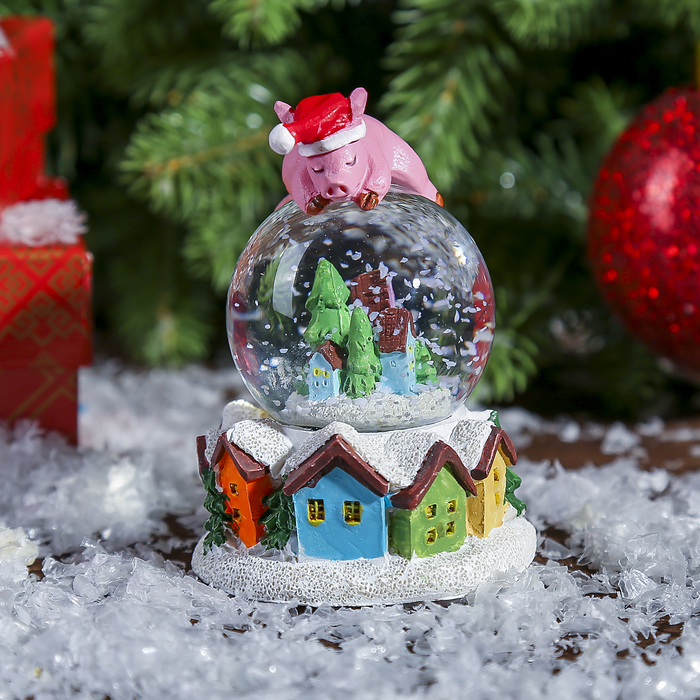 Сувенир полистоун водяной шар "Поросёнок смотрит на город" d=4,5 см