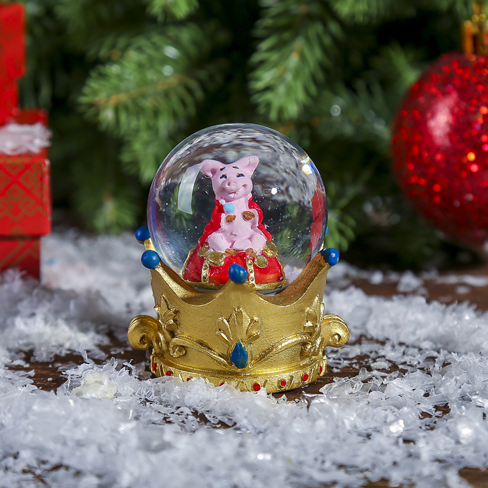 Сувенир полистоун водяной шар "Поросёнок-император" d=4,5 см