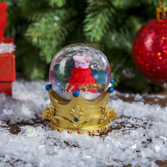 Сувенир полистоун водяной шар "Поросёнок-император" d=4,5 см