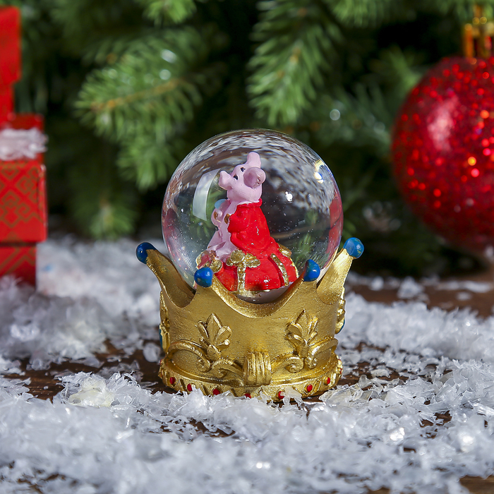 Сувенир полистоун водяной шар "Поросёнок-император" d=4,5 см