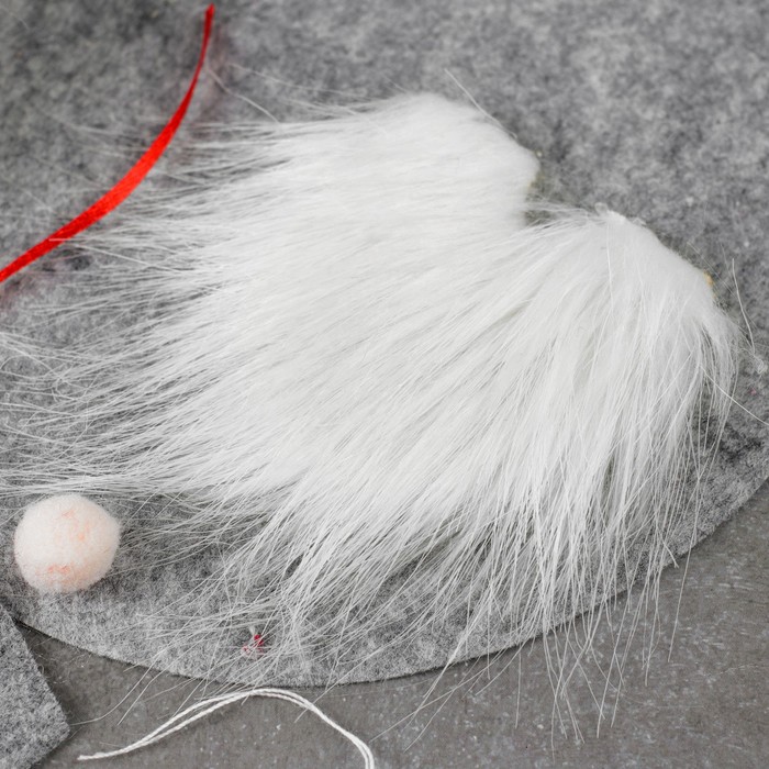 Набор для создания подвесной елочной игрушки из фетра "Гномик с сердечком", цвет серый