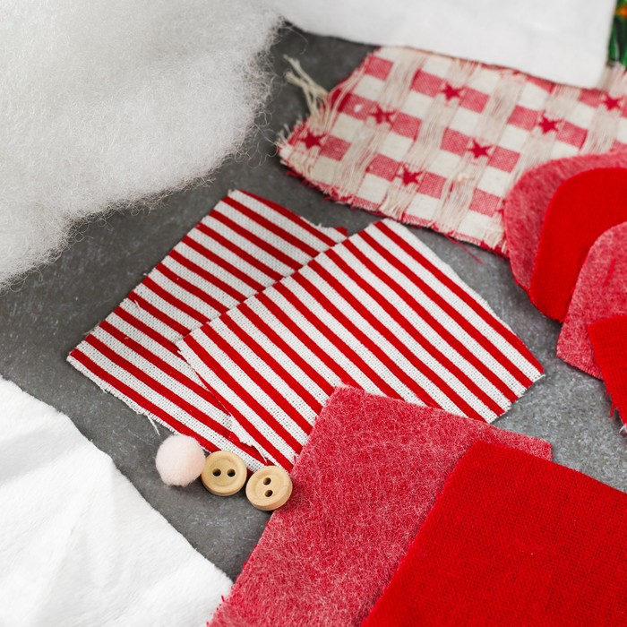 Набор для создания подвесной елочной игрушки из фетра "Дед мороз в красных сапожках"