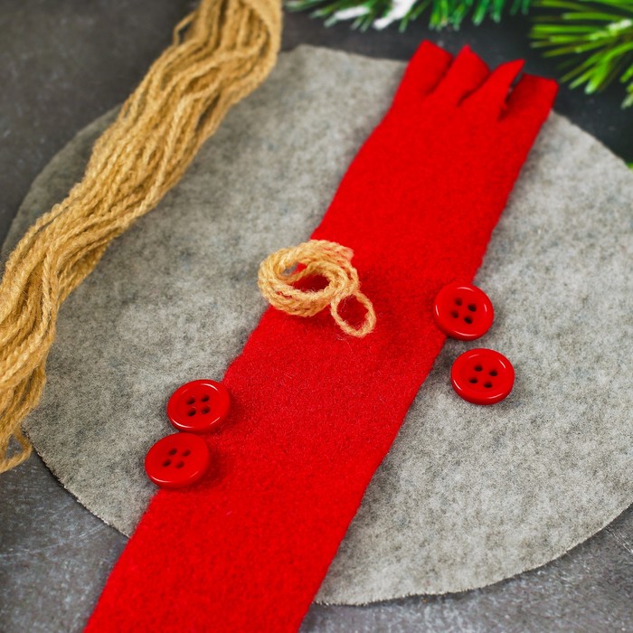 Набор для создания подвесной елочной игрушки из фетра "Девочка в шапочке"