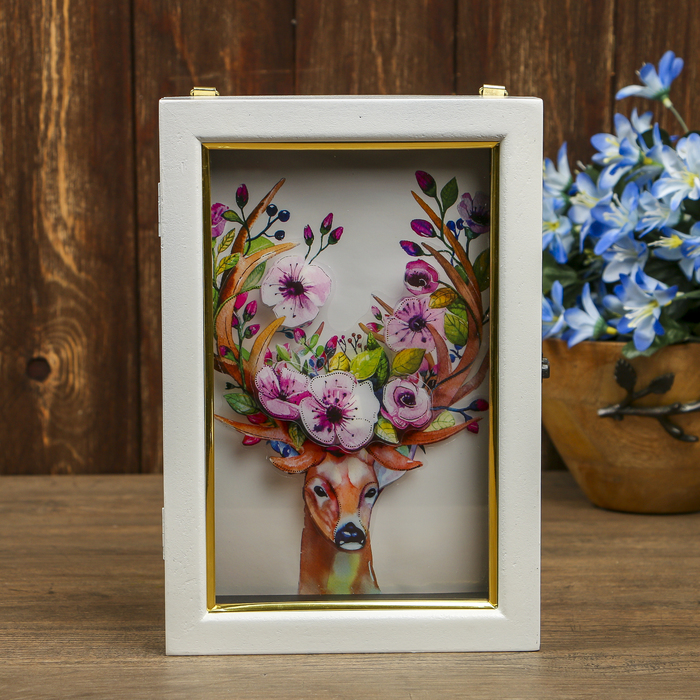 Ключница дерево 6 крючков "Олень с цветами на рогах 3D" белая с золотой полосой 25х17х6,5см