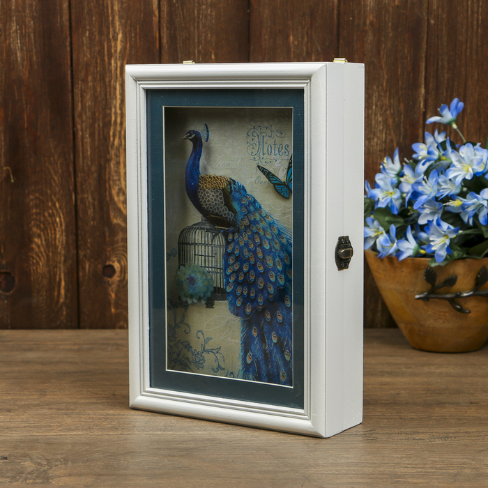 Ключница дерево 6 крючков "Павлин и бабочка 3D" белая с золотой полосой 30х20х7 см