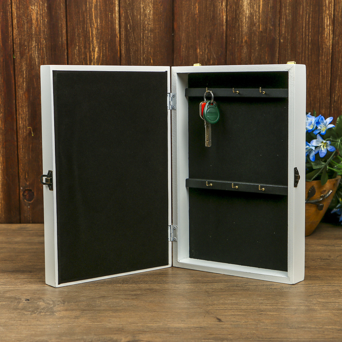 Ключница дерево 6 крючков "Павлин и бабочка 3D" белая с золотой полосой 30х20х7 см