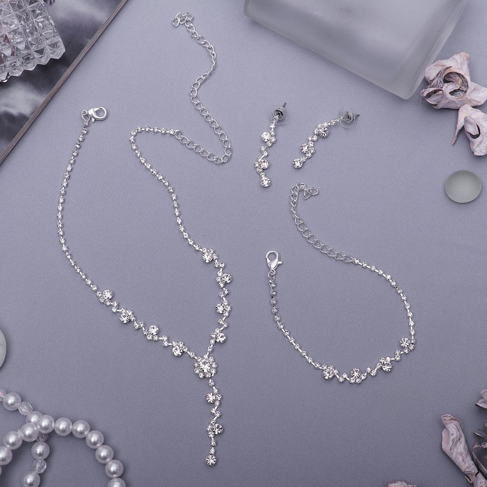 Набор 3 предмета: серьги, колье, браслет "Утончённая классика" цветы, цвет белый в серебре