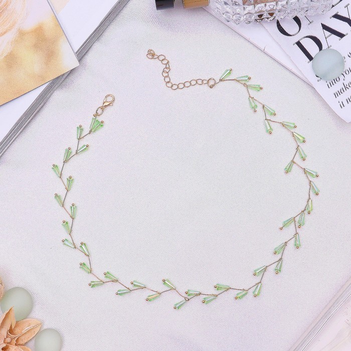 Колье "Цветущая дорожка", цвет зелёный в серебре