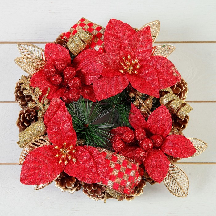 Венок новогодний d-20 см с красными цветами и золотыми листьями Уценка