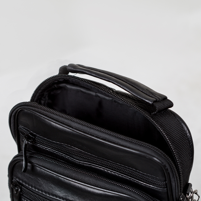 Сумка мужская, отдел на молнии, 4 наружных кармана, длинный ремень, цвет чёрный