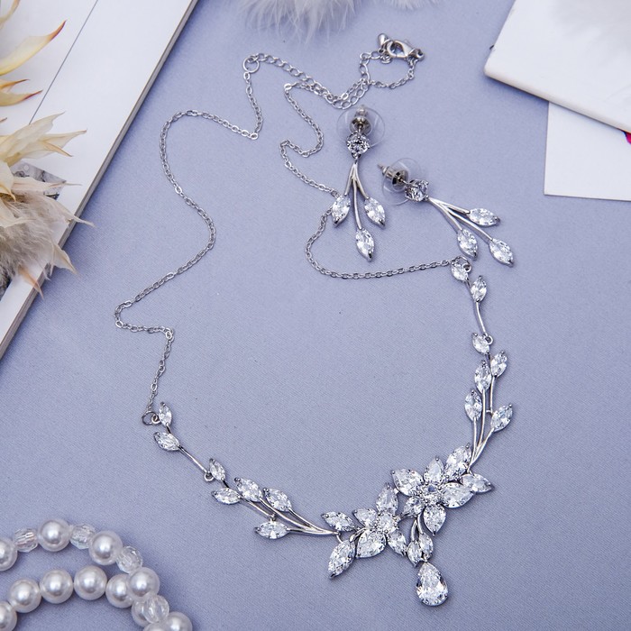 Набор 2 предмета: серьги, колье "Циркония" изумление, листья, цвет белый в серебре, 45 см