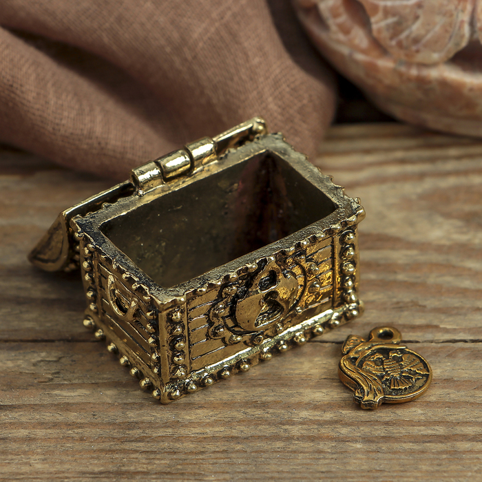 Сундук счастья с золотой рыбкой, 3,5 х 2,7 см