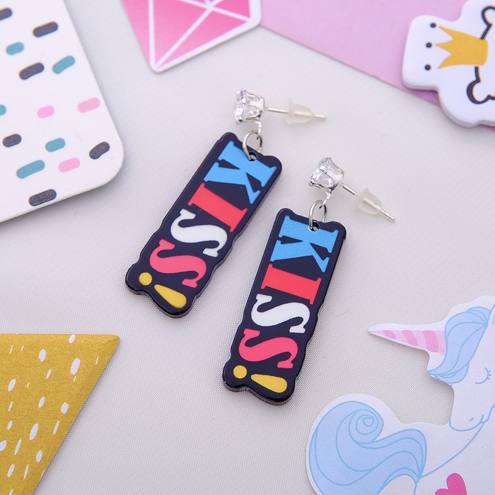 Серьги "Яркая надпись" kiss, цветные в серебре