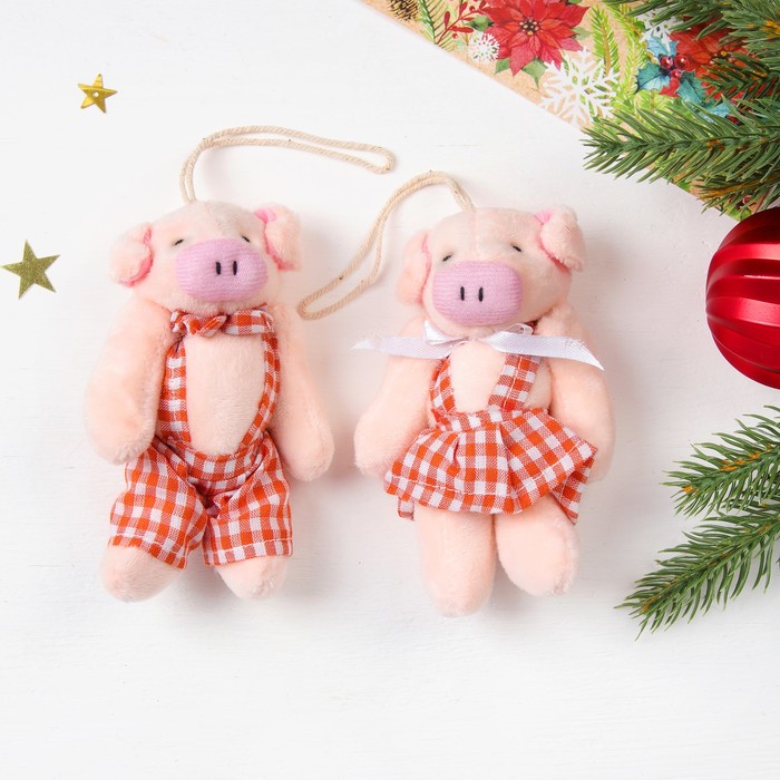 Мягкая игрушка-подвеска "Хрюша в клетчатом наряде" мальчик и девочка, цвет оранжевый