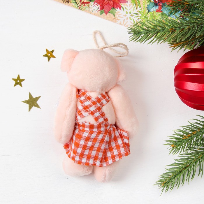 Мягкая игрушка-подвеска "Хрюша в клетчатом наряде" мальчик и девочка, цвет оранжевый