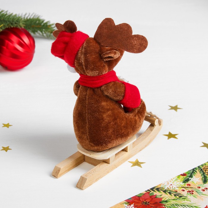 Мягкая игрушка "Новогодний олень в санях" цвета МИКС