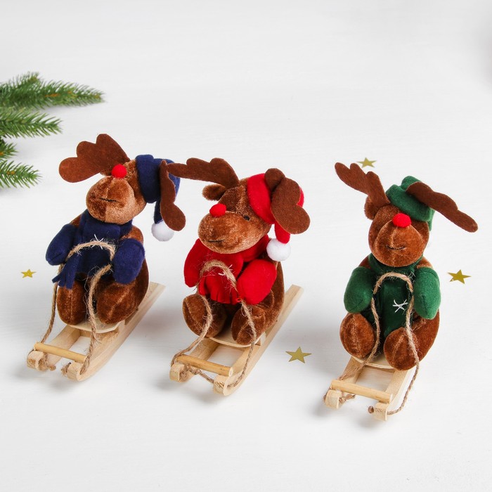 Мягкая игрушка "Новогодний олень в санях" цвета МИКС
