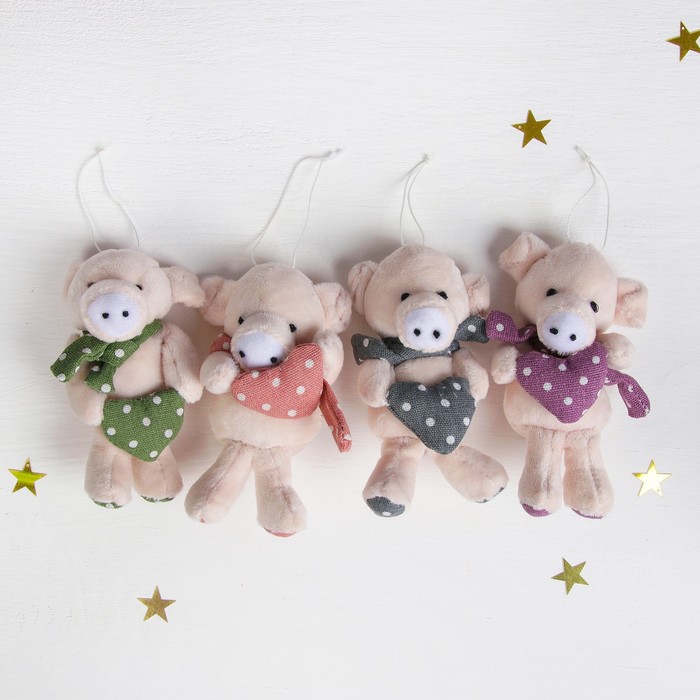 Мягкая игрушка-подвеска "Свинка шарф в и сердечко в горошек" цвета МИКС