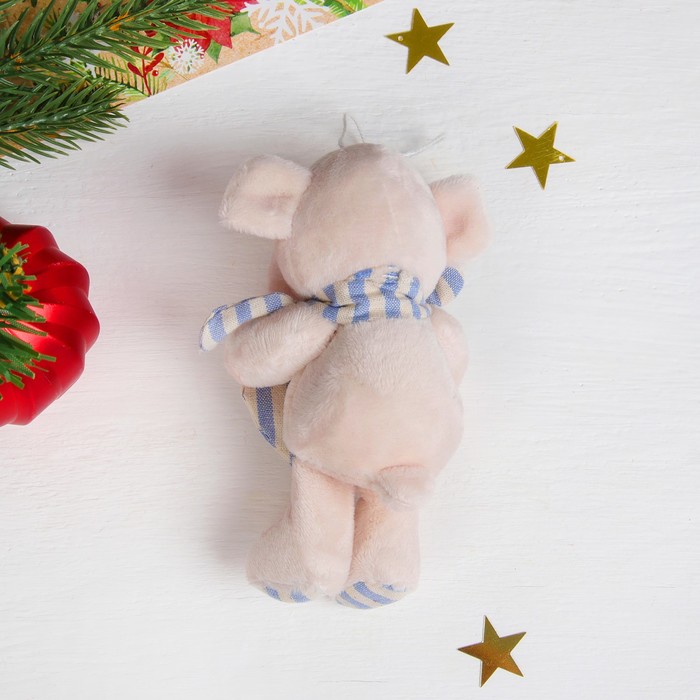 Мягкая игрушка-подвеска "Свинка шарф в и сердечко в полоску" цвета МИКС