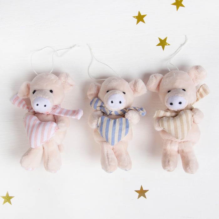 Мягкая игрушка-подвеска "Свинка шарф в и сердечко в полоску" цвета МИКС
