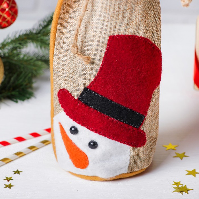 Одежда на бутылку "Снеговик морковный нос"