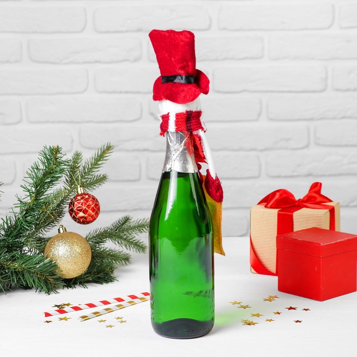 Одежда на бутылку "Снеговик шарф в полоску" с конвертиком для пожеланий