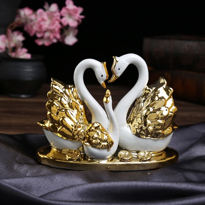 Сувенир керамика "Семейство белых лебедей с золотым оперением" 14,3х19х9,5 см