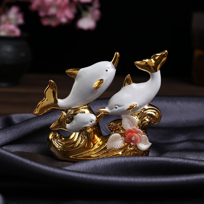 Сувенир керамика &quot;Семейство дельфинов среди кораллов&quot; белый с золотом 11,7х14х4 см