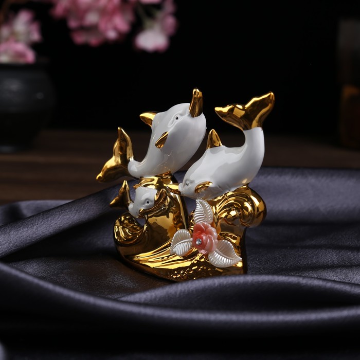Сувенир керамика "Семейство дельфинов среди кораллов" белый с золотом 11,7х14х4 см