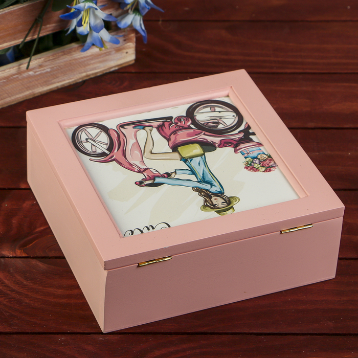 Шкатулка дерево с делениями "Девушка на мопеде" розовая 7х18х18 см