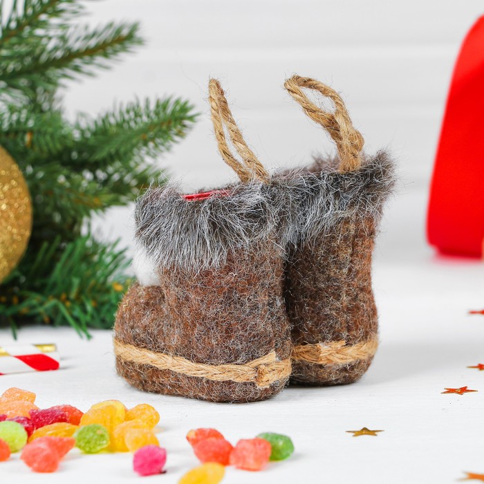 Конфетница "Сапожок" коричневый с белыми помпонами и меховой опушкой