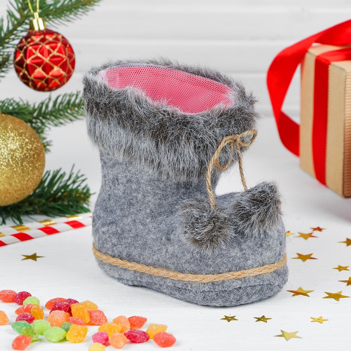Конфетница "Сапожок" серый с меховыми помпонами, вместимость 400 г