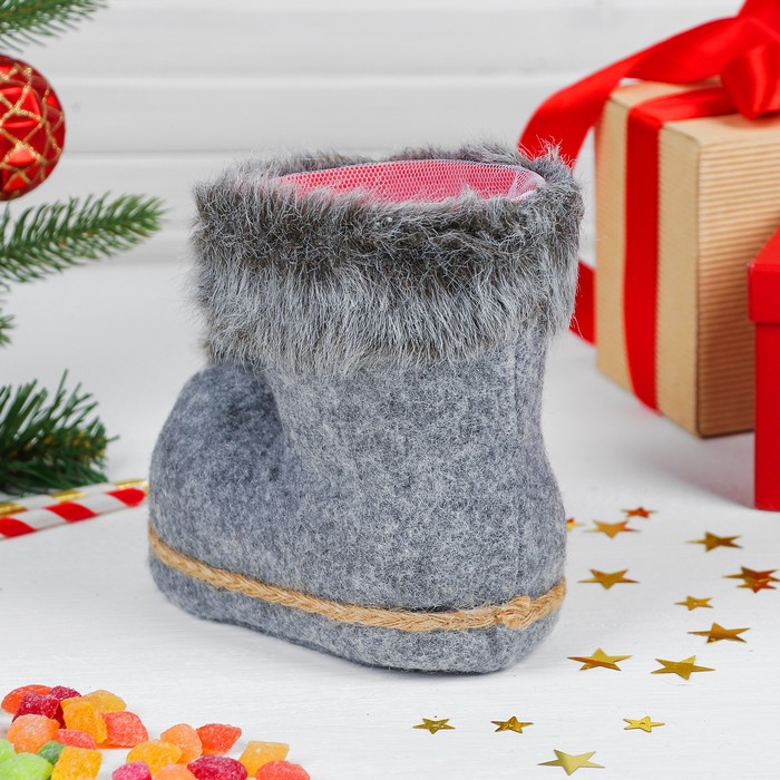 Конфетница "Сапожок" серый с меховыми помпонами, вместимость 400 г
