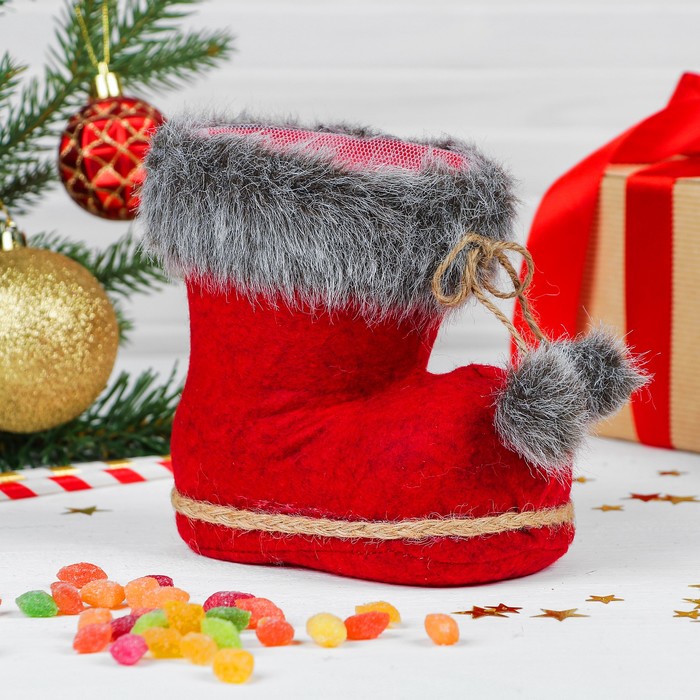 Конфетница "Сапожок" красный с меховыми помпонами, вместимость 400 г
