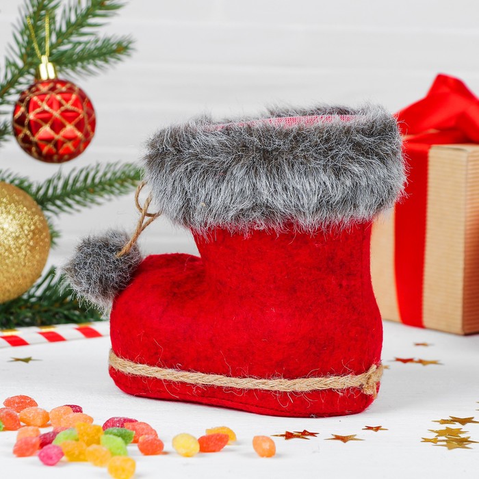 Конфетница "Сапожок" красный с меховыми помпонами, вместимость 400 г