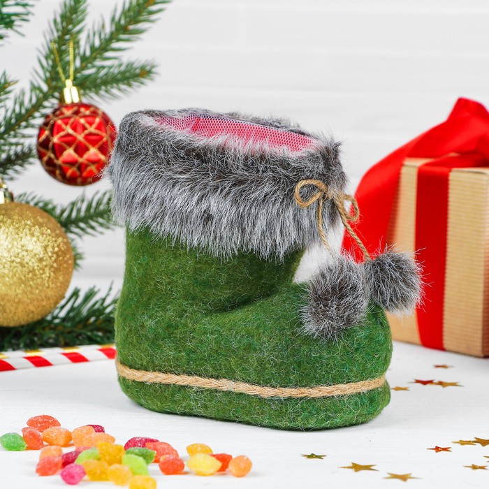Конфетница "Сапожок" зелёный с меховыми помпонами, вместимость 400 г