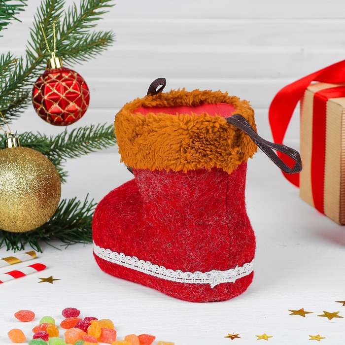 Конфетница "Сапожок" красный с белым узором, вместимость 300 г