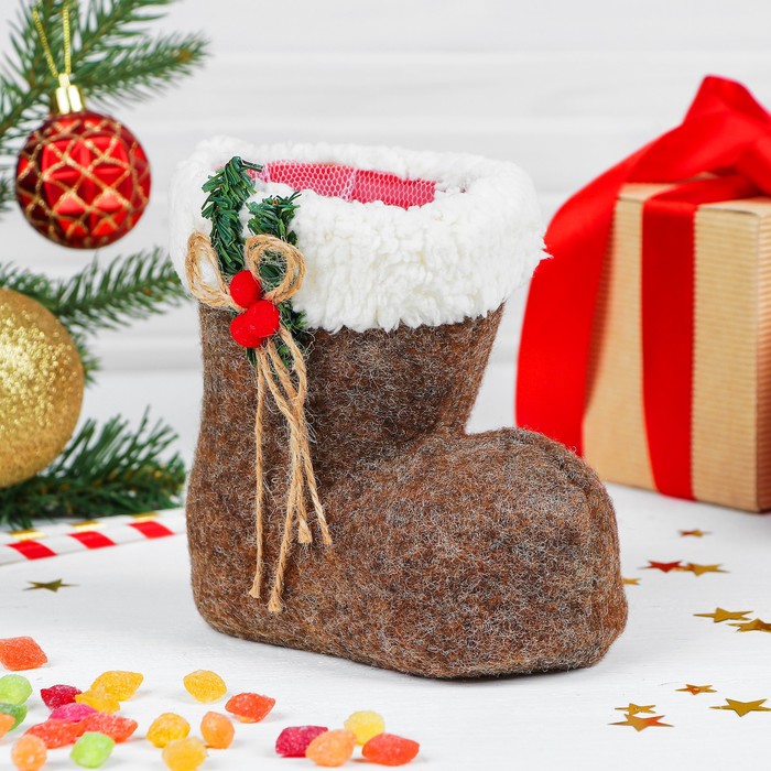 Конфетница "Сапожок" с веточкой, на завязке, цвет коричневый, вместимость 400 г