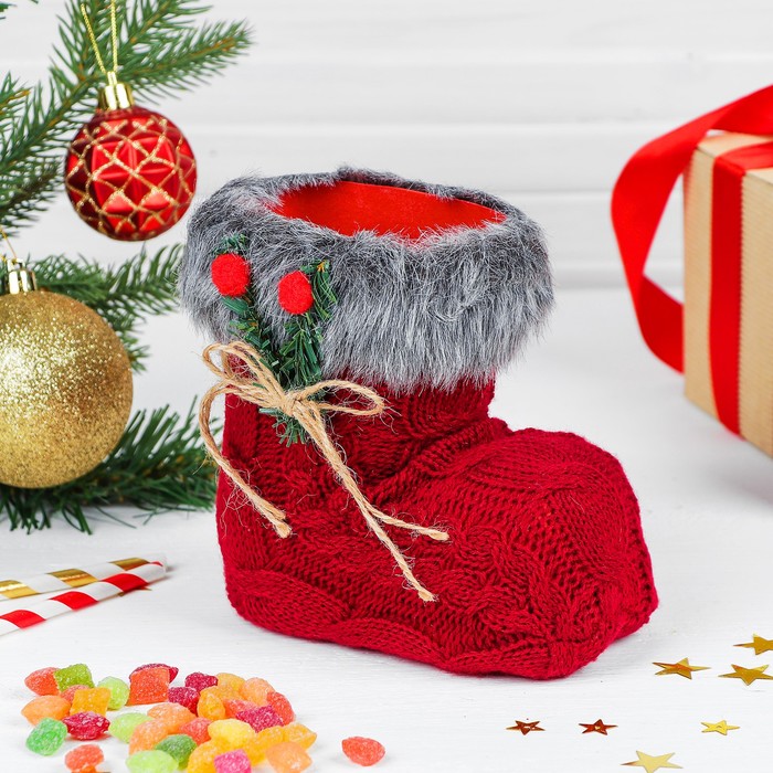Конфетница "Сапожок" красный вязаный, с веточкой на меховой опушке, вместимость 300 г