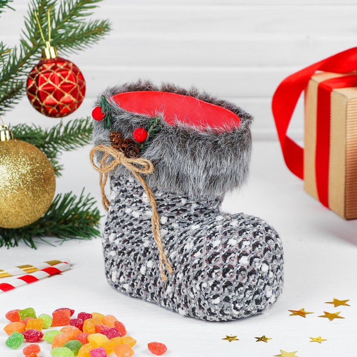 Конфетница "Сапожок" серый с веточкой на меховой опушке, вместимость 300 г