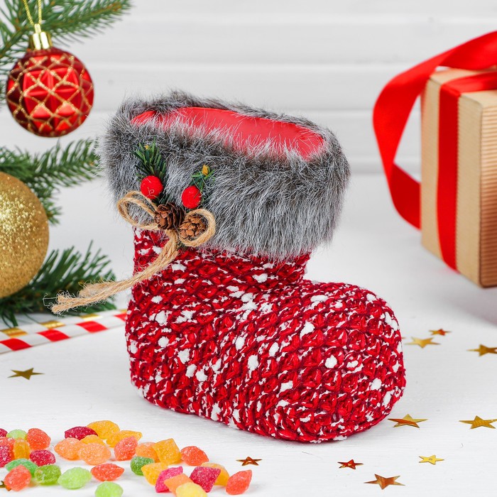 Конфетница "Сапожок" красный с веточкой на меховой опушке, вместимость 300 г