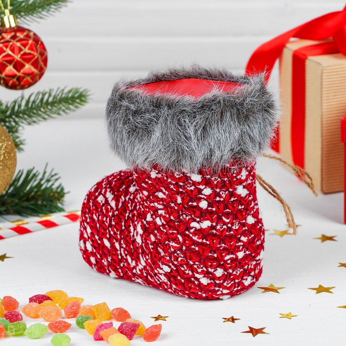 Конфетница "Сапожок" красный с веточкой на меховой опушке, вместимость 300 г