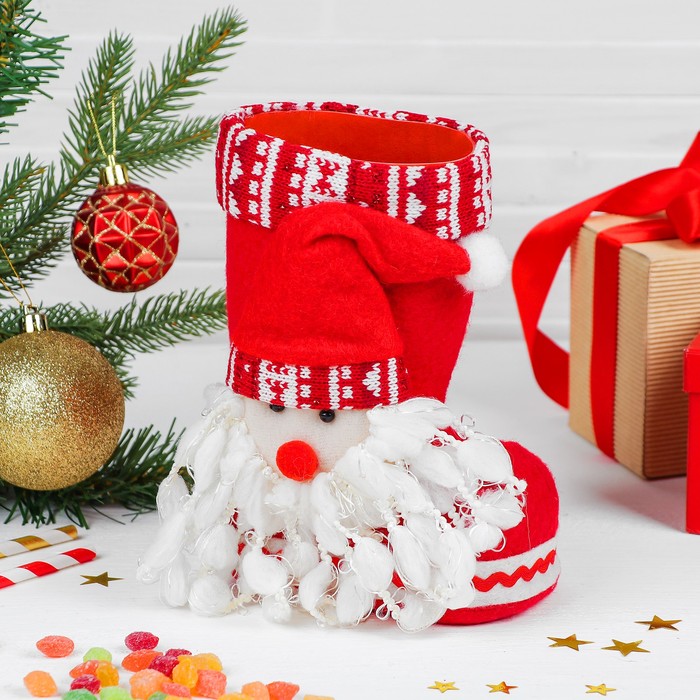 Конфетница "Сапожок" красный, объёмный Дед Морозом, вместимость 400 г