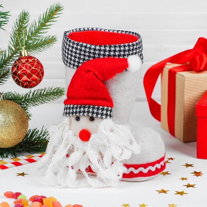 Конфетница "Сапожок" белый, объёмный Дед Мороз, вместимость 400 г