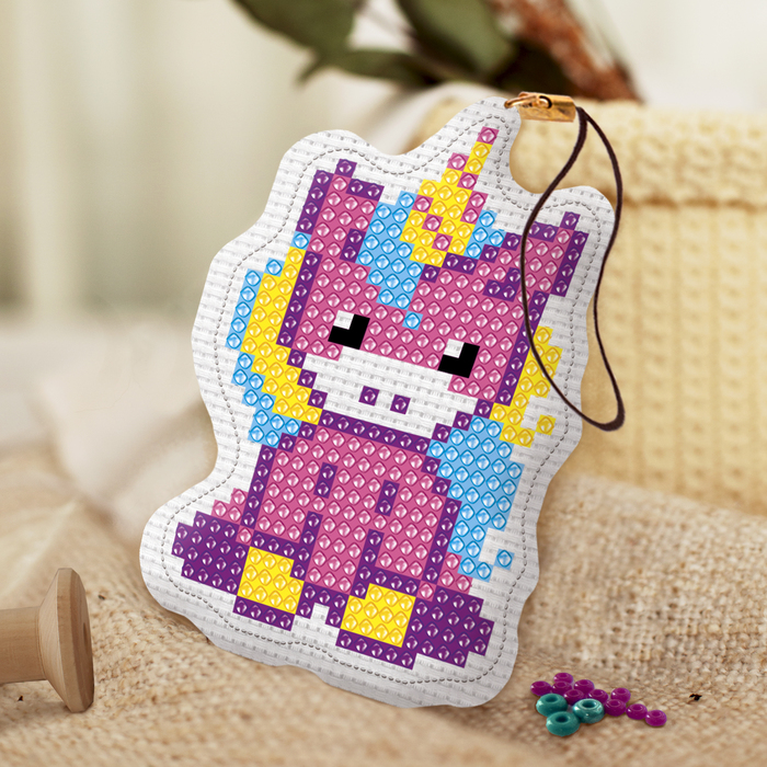 Вышивка бисером на брелоке "Единорог"