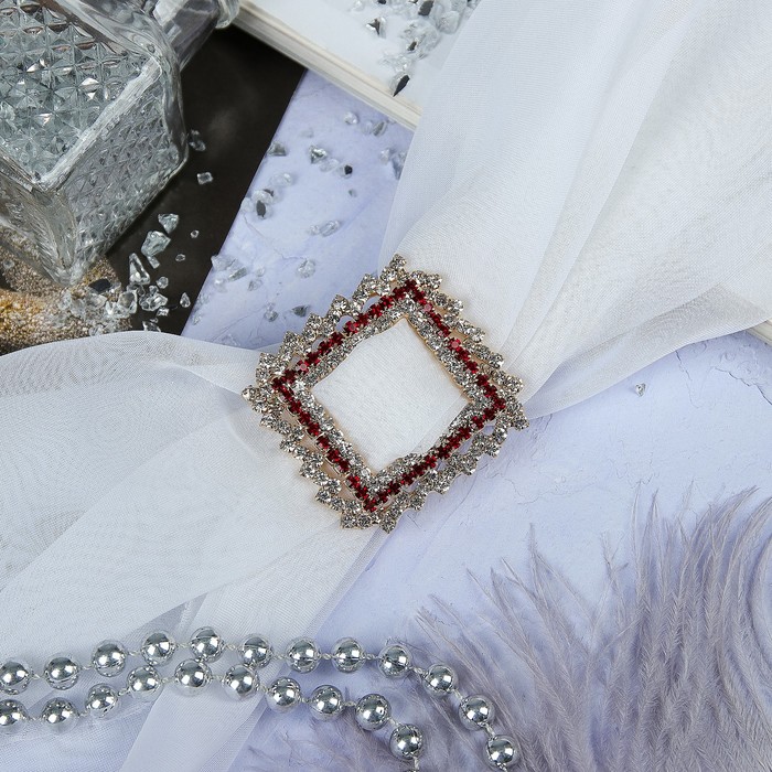 Пряжка для платка "Прямоугольник", цвет красно-белый в золоте